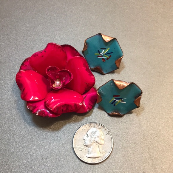 Jewelry - ✨3/$5 Vintage Brooch and Earrings